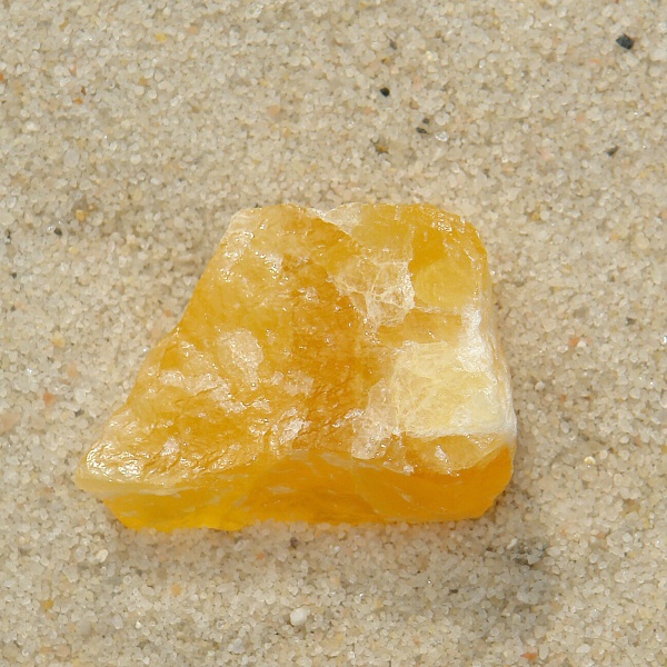 Kalcit žlutooranžový K06