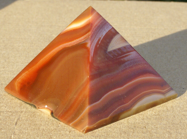 Pyramida Achát CH03