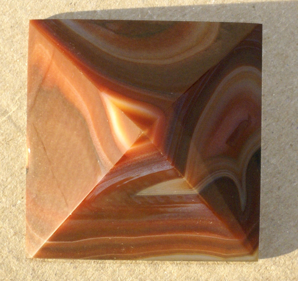 Pyramida Achát CH03