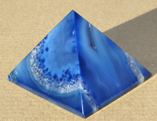 Pyramida Achát CH06