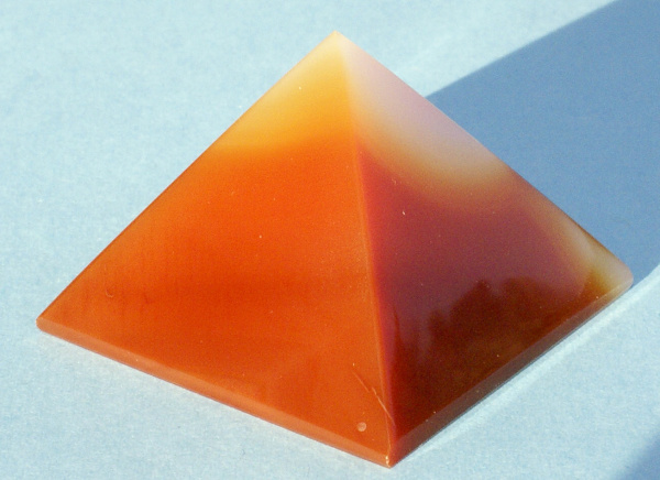 Pyramida Achát CH07