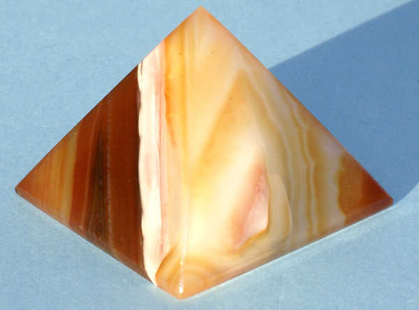 Pyramida Achát CH09