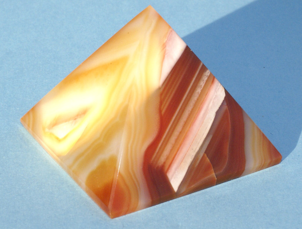 Pyramida Achát CH09