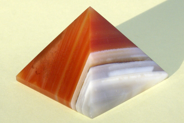 Pyramida Achát CH13